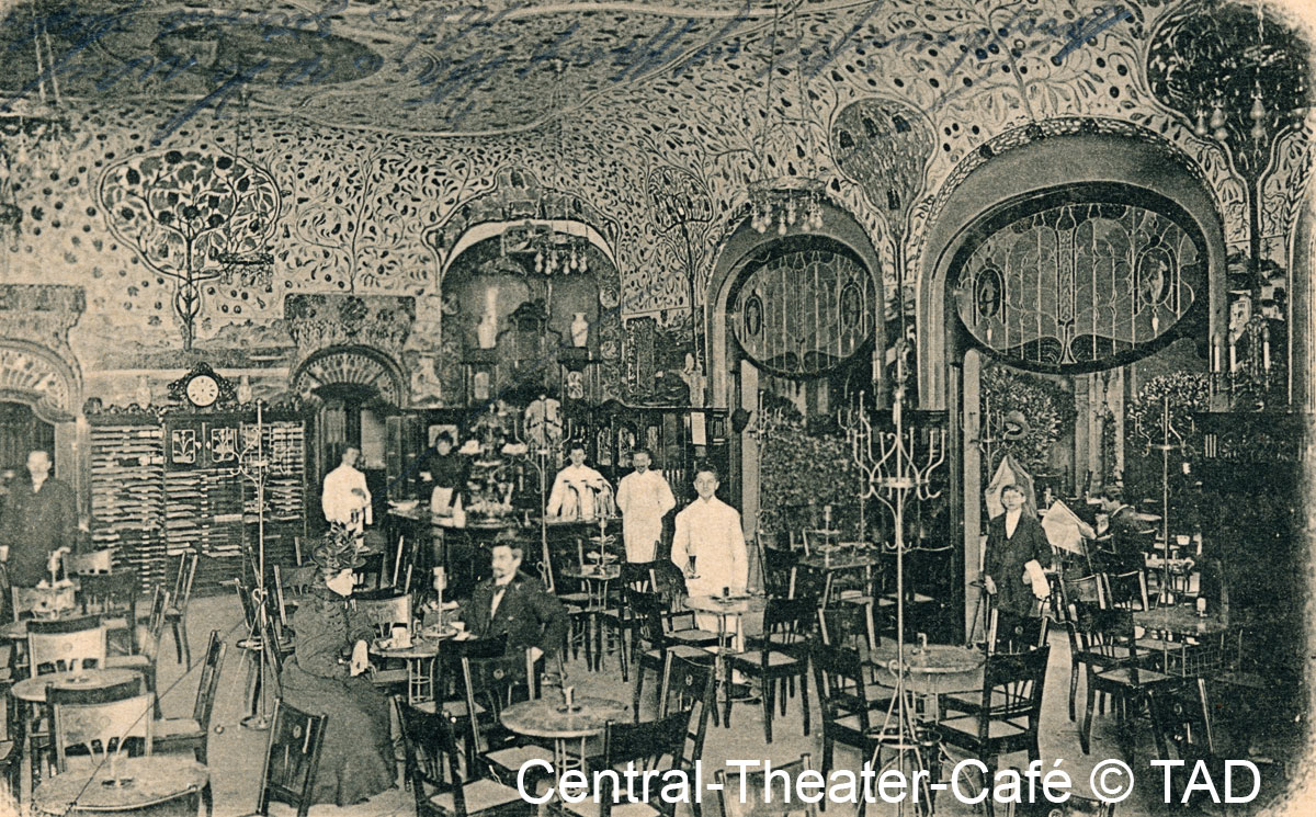 erster Raum des Cafés mit Personal 1901
